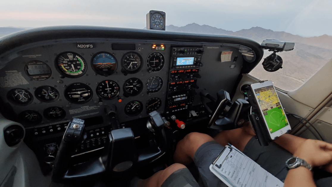 cessna-172-cockpit cessna-172-cockpit